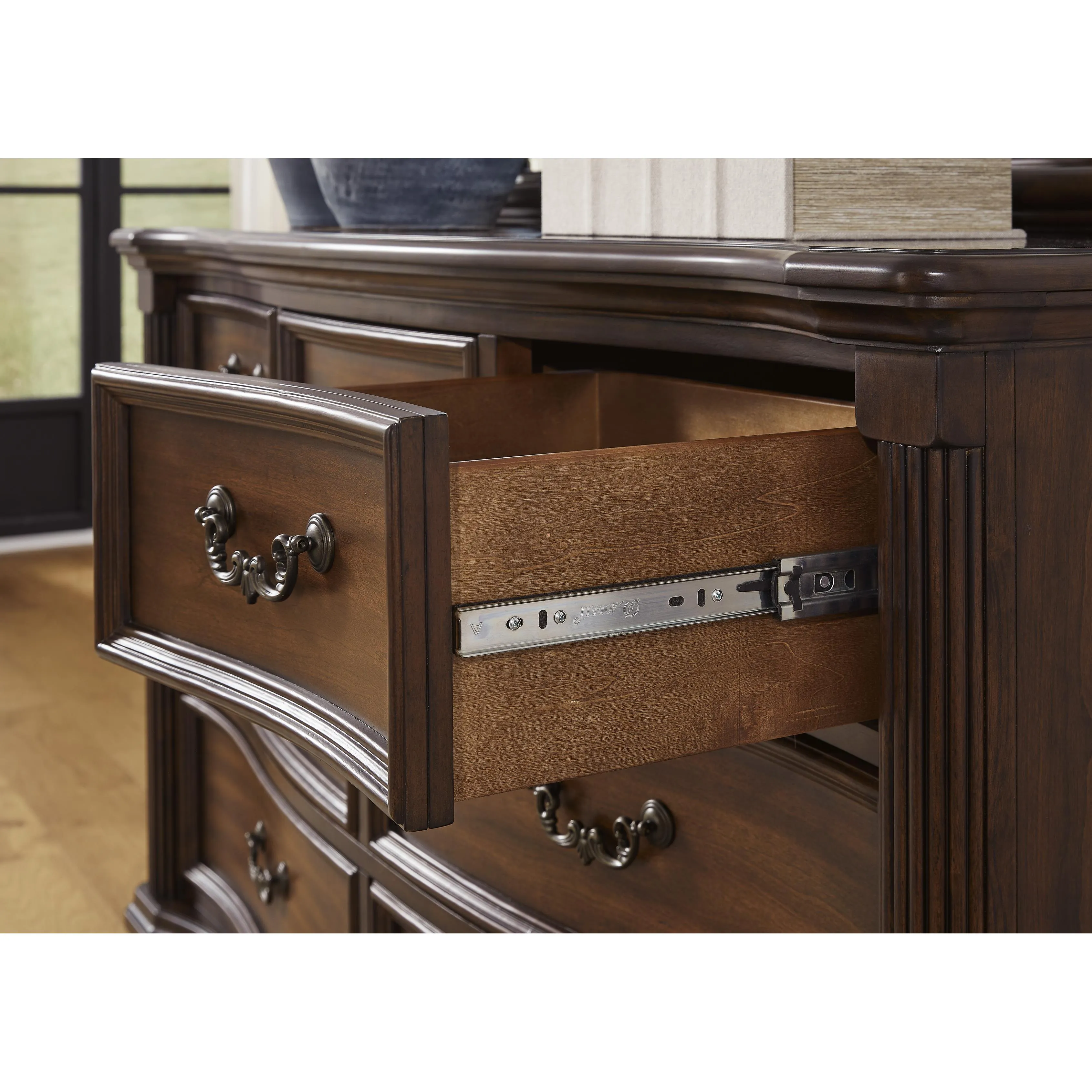 Signature Design by Ashley Lavinton 5-Drawer Chest B764-46